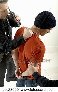 Arquivo de Fotografias - macho,  polícia, 
 oficiais,  prendendo, 
 jovem. fotosearch 
- busca de fotos, 
imagens e clipart