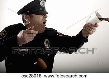 Banco de Imagem - macho,  polícia, 
 oficial,  derramando, 
 seu,  café. fotosearch 
- busca de fotos, 
imagens e clipart