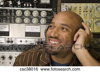 Banco de Imagem - jovem,  escutar, 
 fones,  gravando, 
 estúdio. fotosearch 
- busca de fotos, 
imagens e clipart