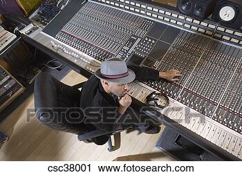 Arquivo de Fotografia - música,  produtor, 
 ajustar,  som, 
 equipamento. 
fotosearch - busca 
de fotos, imagens 
e clipart