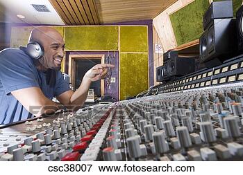Foto - música,  produtor, 
 ajustar,  som, 
 equipamento. 
fotosearch - busca 
de fotos, imagens 
e clipart