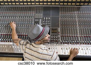 Arquivo de Fotografias - música,  produtor, 
 ajustar,  som, 
 equipamento. 
fotosearch - busca 
de fotos, imagens 
e clipart