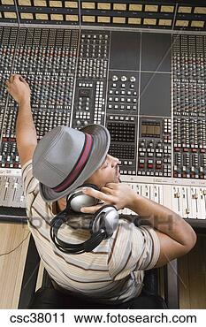 Arquivo de Fotografia - música,  produtor, 
 ajustar,  som, 
 equipamento. 
fotosearch - busca 
de fotos, imagens 
e clipart