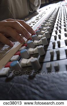 Banco de Imagem - música,  produtor, 
 ajustar,  som, 
 equipamento. 
fotosearch - busca 
de fotos, imagens 
e clipart