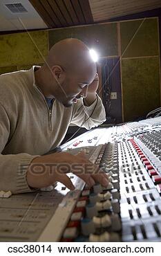 Banco de Imagem - música,  produtor, 
 ajustar,  som, 
 equipamento. 
fotosearch - busca 
de fotos, imagens 
e clipart
