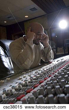 Banco de Imagem - música,  produtor, 
 escutar,  fones. 
fotosearch - busca 
de fotos, imagens 
e clipart