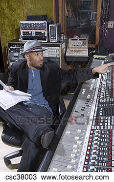 Banco de Imagem - música,  produtor, 
 som,  equipamento. 
fotosearch - busca 
de fotos, imagens 
e clipart
