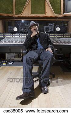 Banco de Imagem - música,  produtor, 
 sorrindo,  estúdio. 
fotosearch - busca 
de fotos, imagens 
e clipart