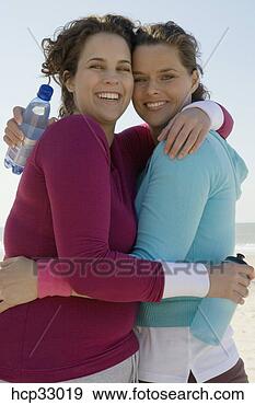 Arquivo Fotográficos - dois,  mulheres, 
 abraçando,  praia. 
fotosearch - busca 
de fotos, imagens 
e clipart