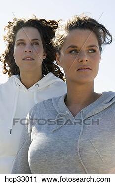 Arquivo de Fotografia - dois,  mulheres, 
 ficar,  junto. 
fotosearch - busca 
de fotos, imagens 
e clipart