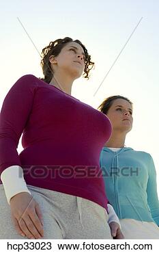 Banco de Imagem - dois,  mulheres, 
 ficar,  ao ar 
livre. fotosearch 
- busca de fotos, 
imagens e clipart