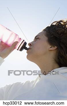 Banco de Imagem - mulher,  bebendo, 
 saída,  água, 
 garrafa. fotosearch 
- busca de fotos, 
imagens e clipart