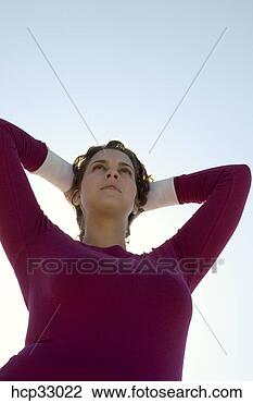 Banco de Imagem - mulher,  braços, 
 atrás de,  cabeça, 
 ao ar livre. 
fotosearch - busca 
de fotos, imagens 
e clipart