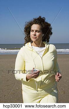 Arquivo de Fotografia - mulher,  escutar, 
 música,  sacudindo, 
 praia. fotosearch 
- busca de fotos, 
imagens e clipart