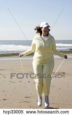 Banco de Imagem - mulher,  pular, 
 corda,  praia. 
fotosearch - busca 
de fotos, imagens 
e clipart
