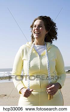 Banco de Imagem - mulher,  segurando, 
 salto,  corda, 
 praia. fotosearch 
- busca de fotos, 
imagens e clipart