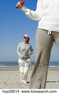 Banco de Imagem - mulheres,  exercitar, 
 praia. fotosearch 
- busca de fotos, 
imagens e clipart