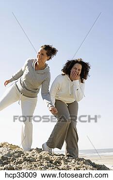 Arquivo Fotográficos - mulheres,  rir, 
 praia. fotosearch 
- busca de fotos, 
imagens e clipart