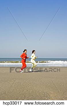 Foto - mulheres,  sacudindo, 
 praia. fotosearch 
- busca de fotos, 
imagens e clipart