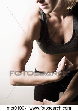 Foto - mulher,  flexionar, 
 bíceps,  músculo. 
fotosearch - busca 
de fotos, imagens 
e clipart
