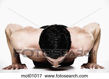Foto - nu-chested,  push-ups. 
fotosearch - busca 
de fotos, imagens 
e clipart