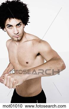 Arquivo de Fotografias - nu-chested,  segurando, 
 braço,  saída. 
fotosearch - busca 
de fotos, imagens 
e clipart