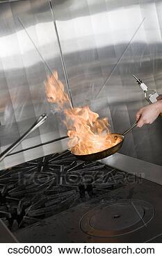 Banco de Imagem - cozinheiro,  segurando, 
 flamejante,  
panela,  fogão. 
fotosearch - busca 
de fotos, imagens 
e clipart