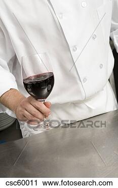 Arquivo de Fotografia - cozinheiro,  segurando, 
 vidro,  vinho. 
fotosearch - busca 
de fotos, imagens 
e clipart