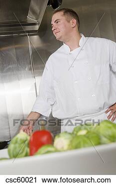 Arquivo de Fotografia - macho,  cozinheiro, 
 legumes,  primeiro 
plano. fotosearch 
- busca de fotos, 
imagens e clipart