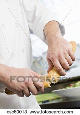 Banco de Imagem - macho,  cozinheiro, 
 quebrar,  pão, 
 metade. fotosearch 
- busca de fotos, 
imagens e clipart