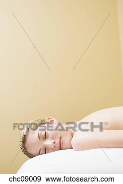 Arquivo Fotográficos - mulher,  deitando, 
 massagem,  tabela. 
fotosearch - busca 
de fotos, imagens 
e clipart