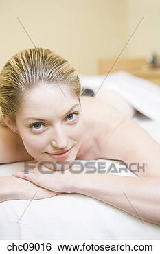 Banco de Imagem - mulher,  deitando, 
 massagem,  tabela. 
fotosearch - busca 
de fotos, imagens 
e clipart