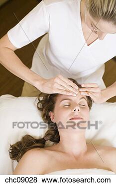 Banco de Imagem - mulher,  recebendo, 
 facial,  massagem. 
fotosearch - busca 
de fotos, imagens 
e clipart
