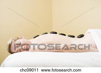 Arquivo de Fotografia - mulher,  recebendo, 
 spa,  pedra, 
 tratamento. fotosearch 
- busca de fotos, 
imagens e clipart
