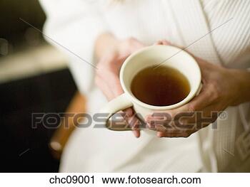 Arquivo de Fotografia - mulher,  segurando, 
 copo,  chá. fotosearch 
- busca de fotos, 
imagens e clipart