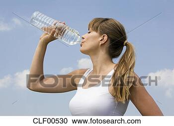 Jovem, mulher, bebendo, água, retrato Ampliar Foto Arquivo de Fotografias - jovem, mulher, bebendo, água, retrato. fotosearch - busca de fotos, imagens e clipart