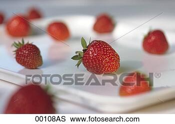 Banco de Imagem - morangos,  bandeja, 
 fila. fotosearch 
- busca de fotos, 
imagens e clipart
