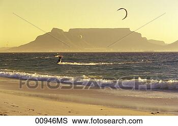 Banco de Imagem - bloubergstrand, 
 vista,  tafelberg, 
 tabela,  baía, 
 ocidental,  capa. 
fotosearch - busca 
de fotos, imagens 
e clipart