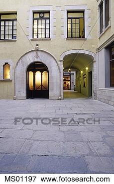 Foto - municipal,  pátio, 
 girona,  costa, 
 brava,  espanha. 
fotosearch - busca 
de fotos, imagens 
e clipart