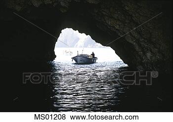 Banco de Imagem - pesca,   bote, 
  velejando,  
 através,   caverna, 
  água. fotosearch 
- busca de fotos, 
imagens e clipart