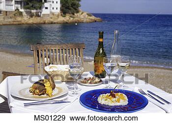 Arquivo Fotográficos - tabela,  dois, 
 arenoso,  praia, 
 costa,  brava, 
 catalonia,  espanha. 
fotosearch - busca 
de fotos, imagens 
e clipart