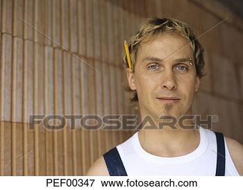 Foto - jovem,  artesão. 
fotosearch - busca 
de fotos, imagens 
e clipart