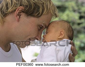 Arquivo de Fotografias - jovem,  pai,  
seu,  bebê. fotosearch 
- busca de fotos, 
imagens e clipart