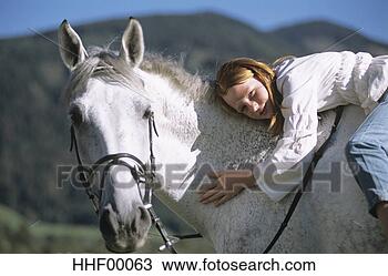 Banco de Imagem - adolescente,  
menina,  mentindo, 
 cavalo,  costas. 
fotosearch - busca 
de fotos, imagens 
e clipart