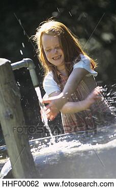 Banco de Imagem - menina,  tocando, 
 água,  chafariz. 
fotosearch - busca 
de fotos, imagens 
e clipart
