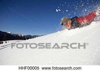 Banco de Imagem - menino,  deslizamento, 
 baixo,  neve, 
 declive. fotosearch 
- busca de fotos, 
imagens e clipart