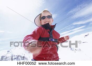 Banco de Imagem - menino,  executando, 
 neve. fotosearch 
- busca de fotos, 
imagens e clipart