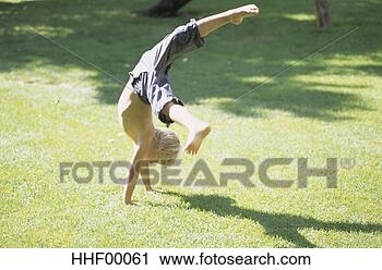 Arquivo de Fotografia - menino,  handstand. 
fotosearch - busca 
de fotos, imagens 
e clipart
