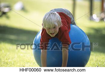 Arquivo de Fotografias - menino,  mentindo, 
 grande,  azul, 
 borracha,  bola, 
 retrato. fotosearch 
- busca de fotos, 
imagens e clipart