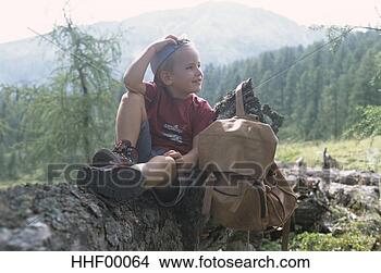 Banco de Imagem - menino,  sentando, 
 árvore,  tronco. 
fotosearch - busca 
de fotos, imagens 
e clipart